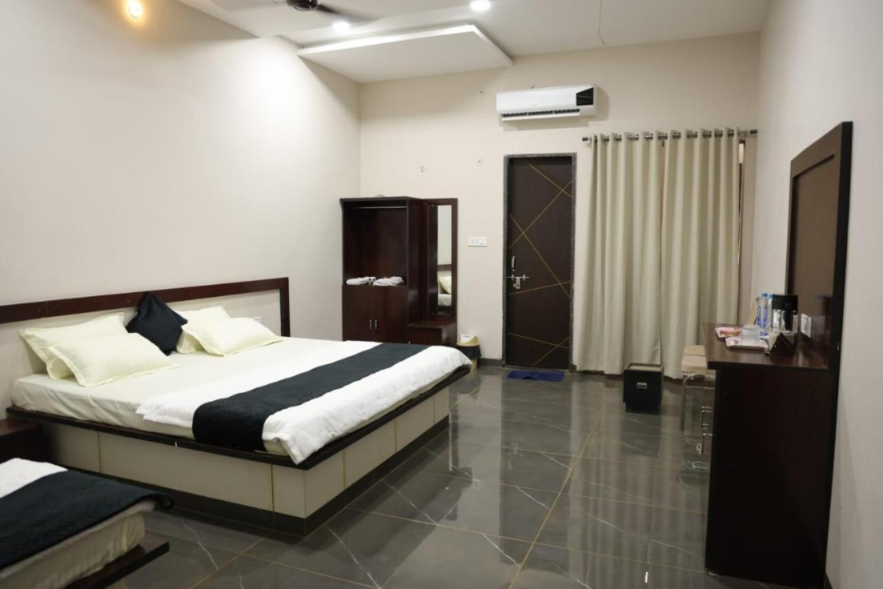 Navkar Palace Hotel & Resort, Sanawad Exterior foto